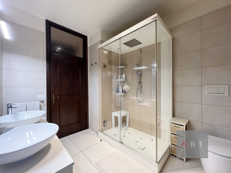 Casa singola parzialmente ristrutturata e composta di: ingresso, soggiorno, cucina, tre camere, d...