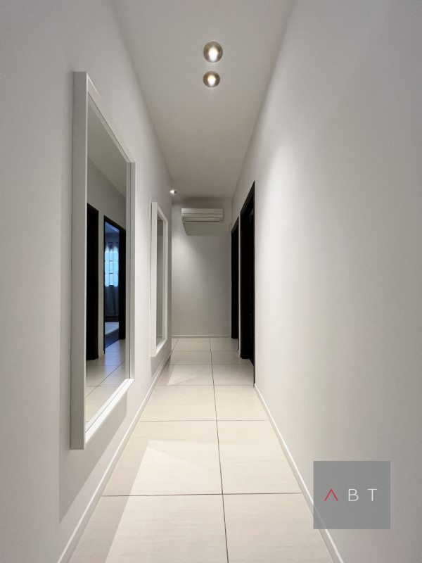 Casa singola parzialmente ristrutturata e composta di: ingresso, soggiorno, cucina, tre camere, d...