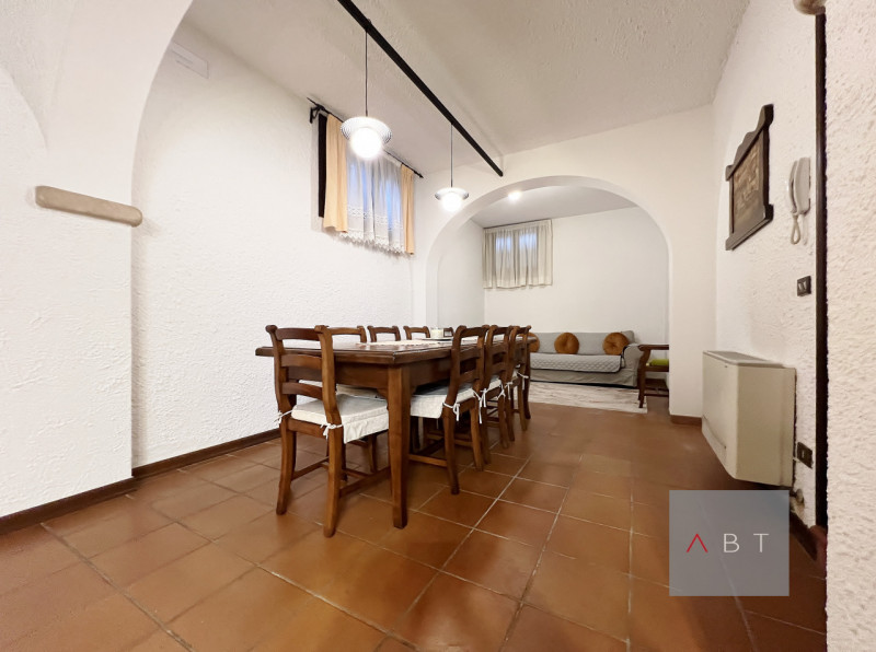 Casa singola parzialmente ristrutturata e composta di: ingresso, soggiorno, cucina, tre camere, d...