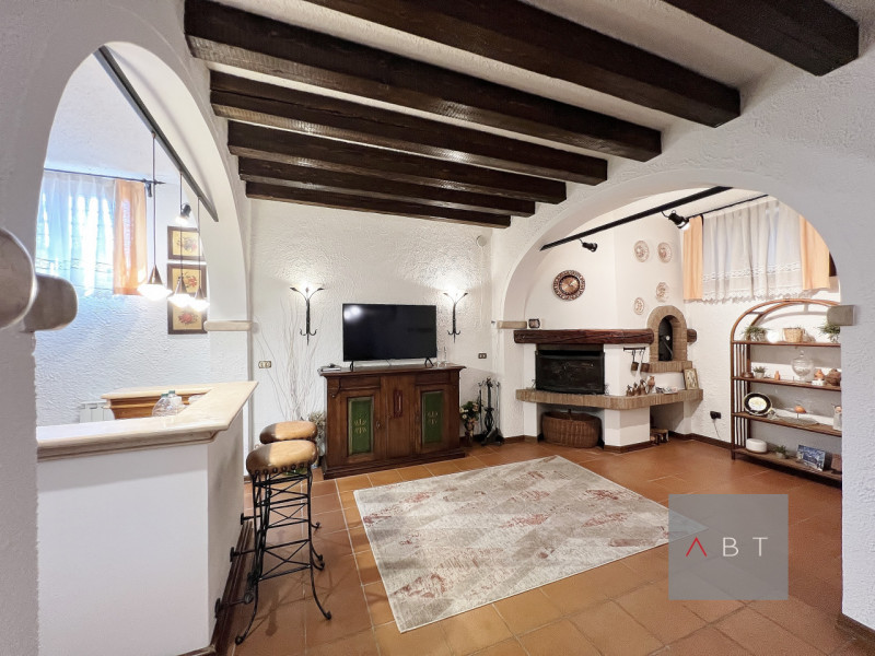 Casa singola parzialmente ristrutturata e composta di: ingresso, soggiorno, cucina, tre camere, d...