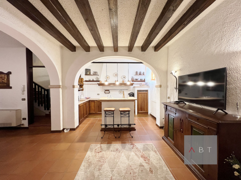 Casa singola parzialmente ristrutturata e composta di: ingresso, soggiorno, cucina, tre camere, d...