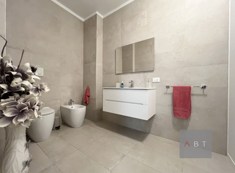 Casa singola parzialmente ristrutturata e composta di: ingresso, soggiorno, cucina, tre camere, d...