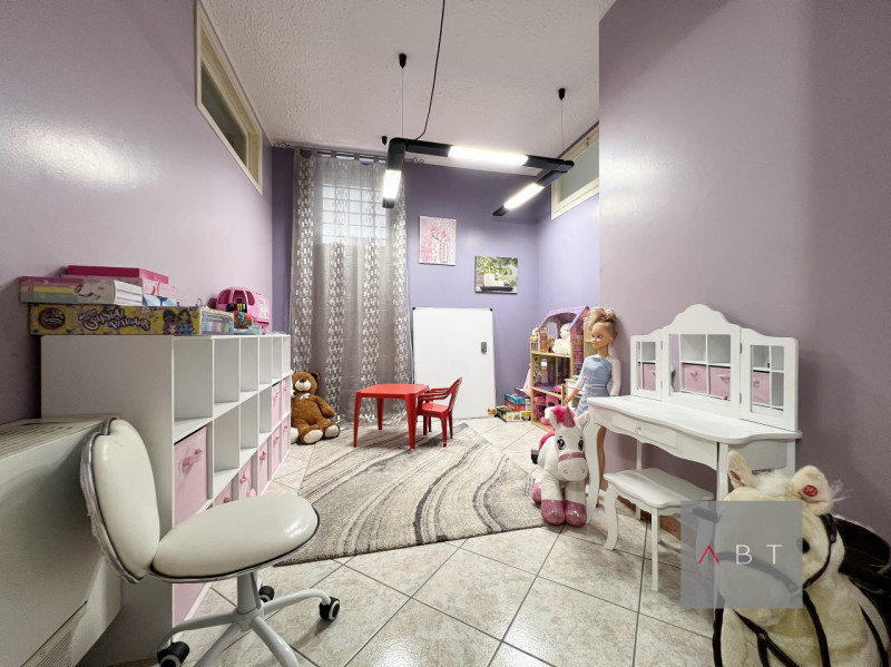 Casa singola parzialmente ristrutturata e composta di: ingresso, soggiorno, cucina, tre camere, d...