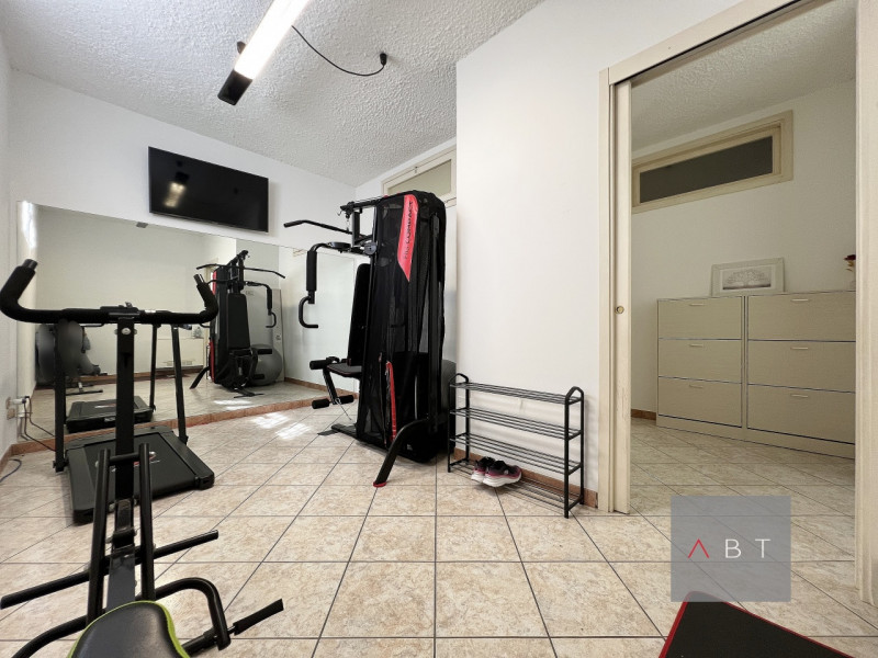 Casa singola parzialmente ristrutturata e composta di: ingresso, soggiorno, cucina, tre camere, d...