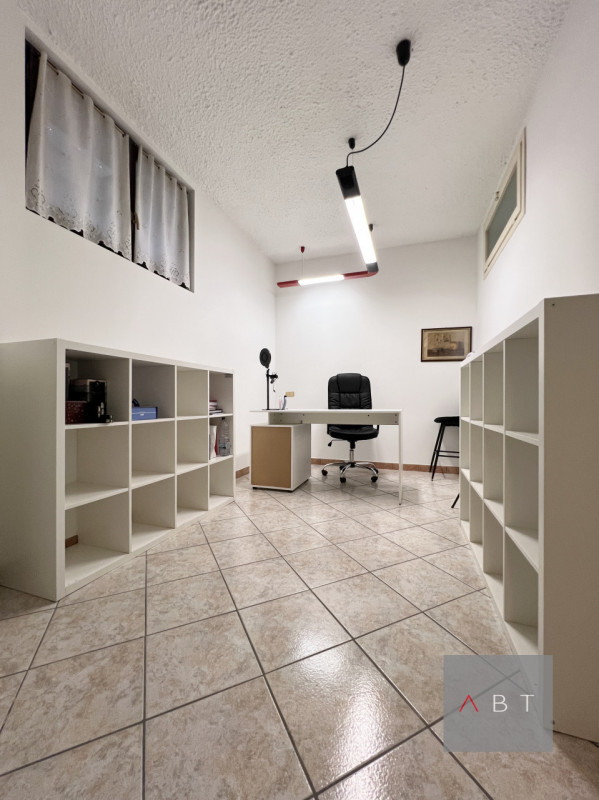 Casa singola parzialmente ristrutturata e composta di: ingresso, soggiorno, cucina, tre camere, d...