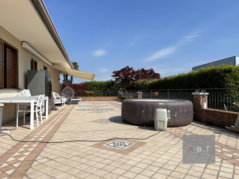 Casa singola parzialmente ristrutturata e composta di: ingresso, soggiorno, cucina, tre camere, d...