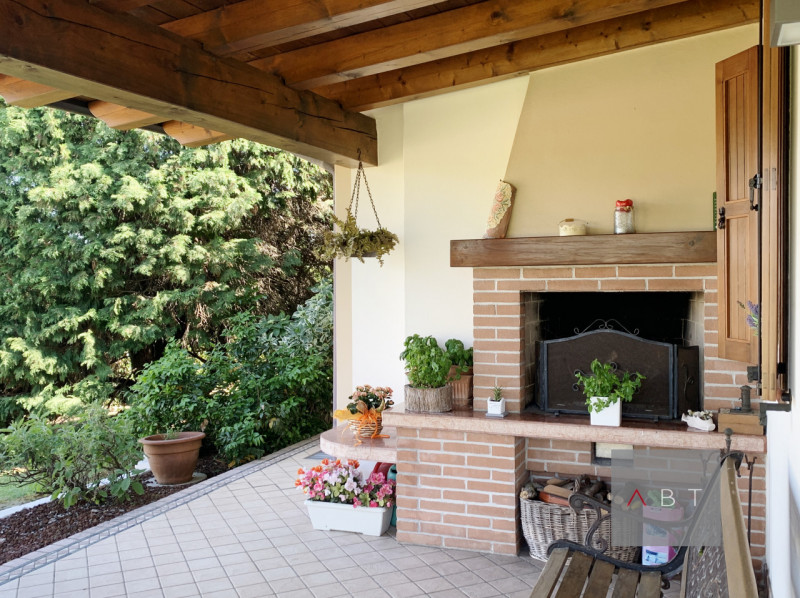 Casa singola parzialmente ristrutturata e composta di: ingresso, soggiorno, cucina, tre camere, d...