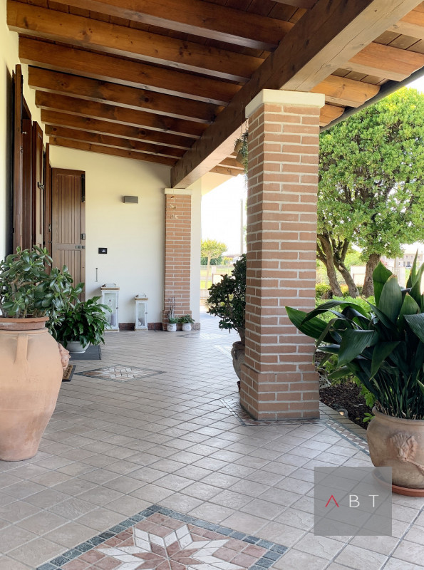 Casa singola parzialmente ristrutturata e composta di: ingresso, soggiorno, cucina, tre camere, d...