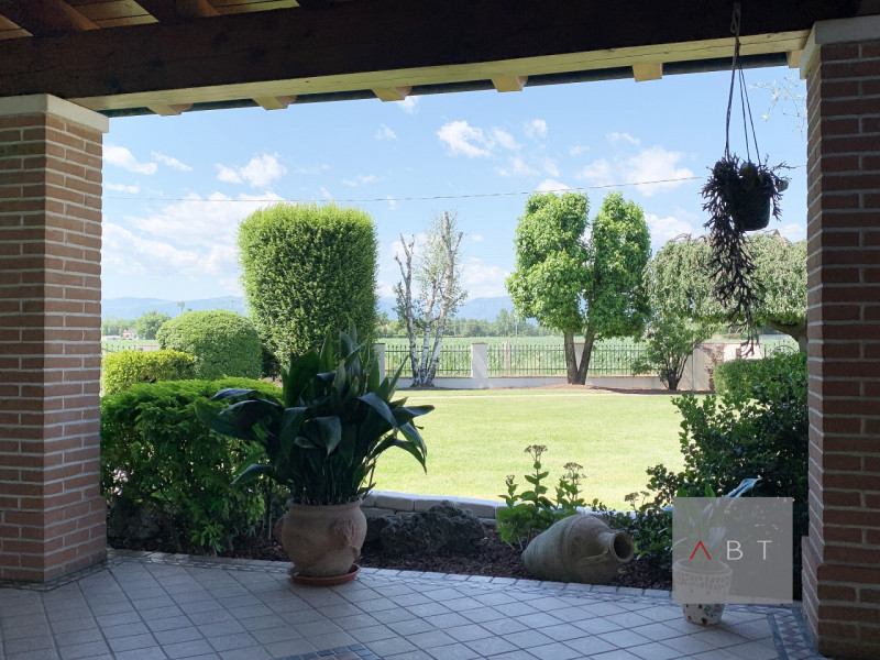 Casa singola parzialmente ristrutturata e composta di: ingresso, soggiorno, cucina, tre camere, d...