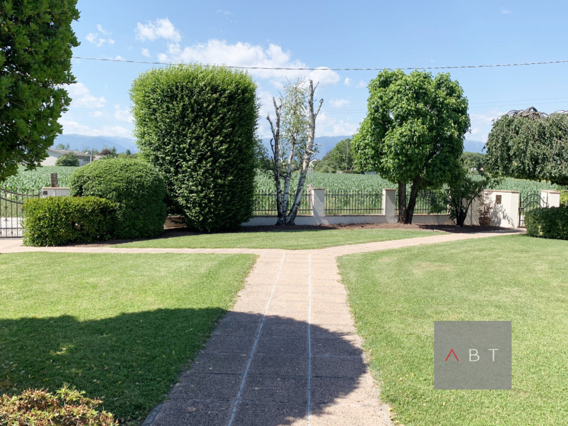 Casa singola parzialmente ristrutturata e composta di: ingresso, soggiorno, cucina, tre camere, d...