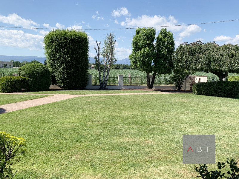 Casa singola parzialmente ristrutturata e composta di: ingresso, soggiorno, cucina, tre camere, d...