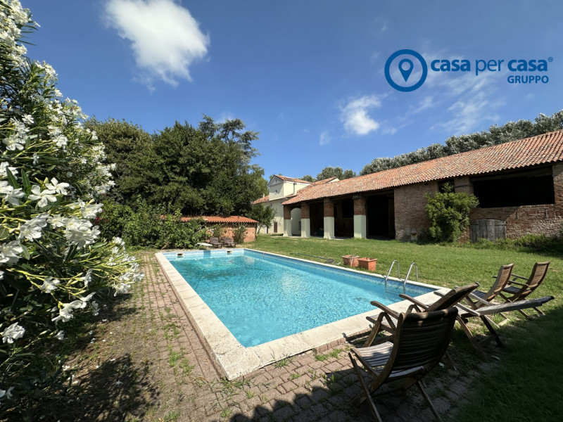 Casa padronale circondata da comfort, tranquillità e tanto verde.

Queste sono le caratteristiche...