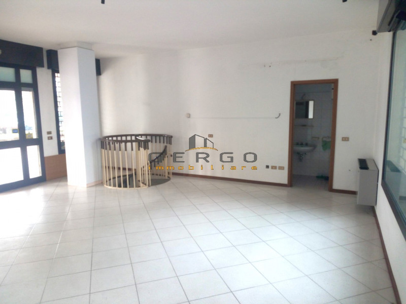 (Per info Monica 3482688677) In pieno centro quartiere Mortise a Padova, proponiamo in vendita un...