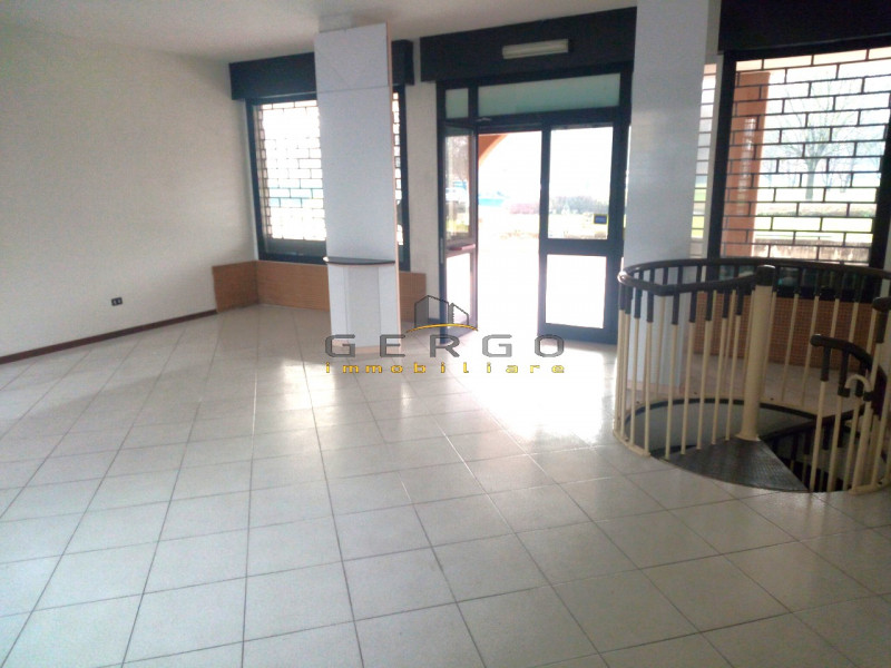 (Per INFO Monica 3482688677) A Padova, in zona Mortise, in pieno centro quartiere e nelle vicinan...