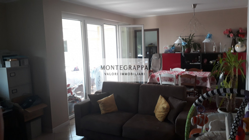 Scopri questo splendido attico, ristrutturato, disposto su due livelli, situato in una zona strat...