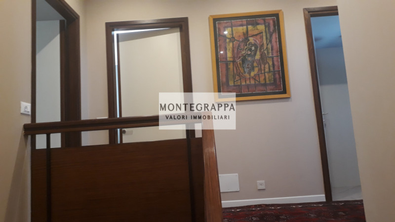 Scopri questo splendido attico, ristrutturato, disposto su due livelli, situato in una zona strat...