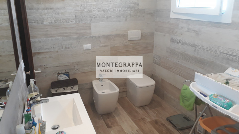 Scopri questo splendido attico, ristrutturato, disposto su due livelli, situato in una zona strat...