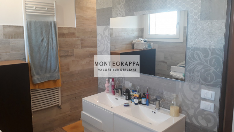 Scopri questo splendido attico, ristrutturato, disposto su due livelli, situato in una zona strat...