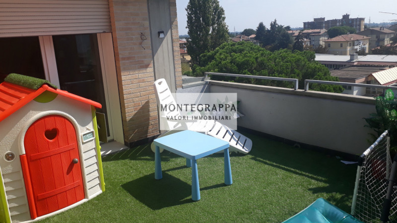 Scopri questo splendido attico, ristrutturato, disposto su due livelli, situato in una zona strat...