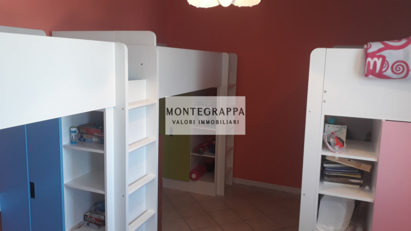 Scopri questo splendido attico, ristrutturato, disposto su due livelli, situato in una zona strat...