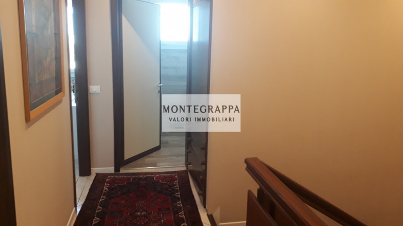 Scopri questo splendido attico, ristrutturato, disposto su due livelli, situato in una zona strat...