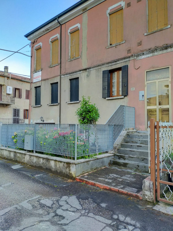 In esclusiva a Battaglia Terme si propone in vendita al secondo ed ultimo piano, all’interno di u...