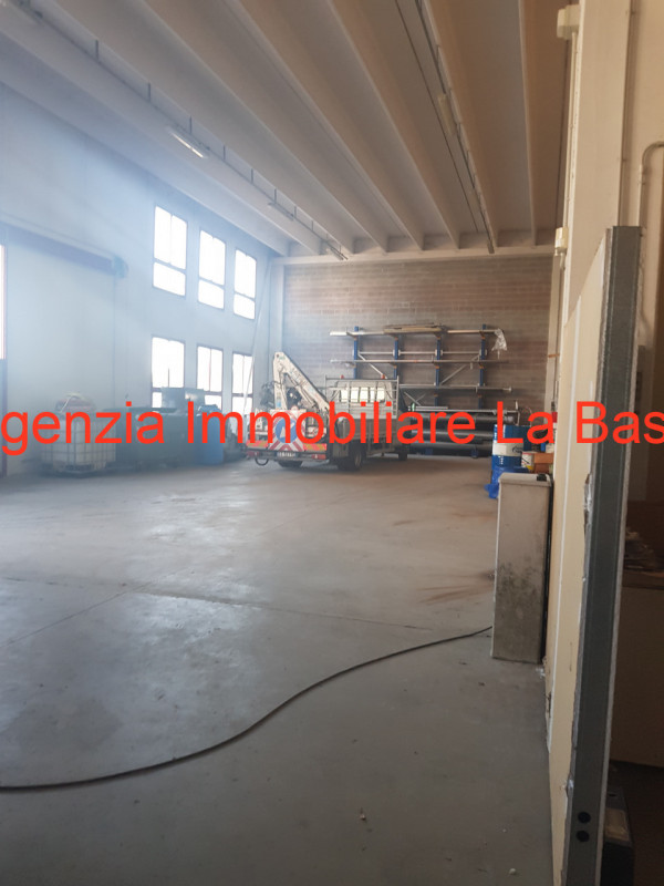 Capannone di circa 815 mq. con impianti tutti a norma in materia di sicurezza completamente auton...