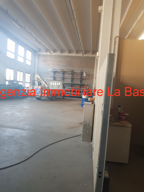 Capannone di circa 815 mq. con impianti tutti a norma in materia di sicurezza completamente auton...