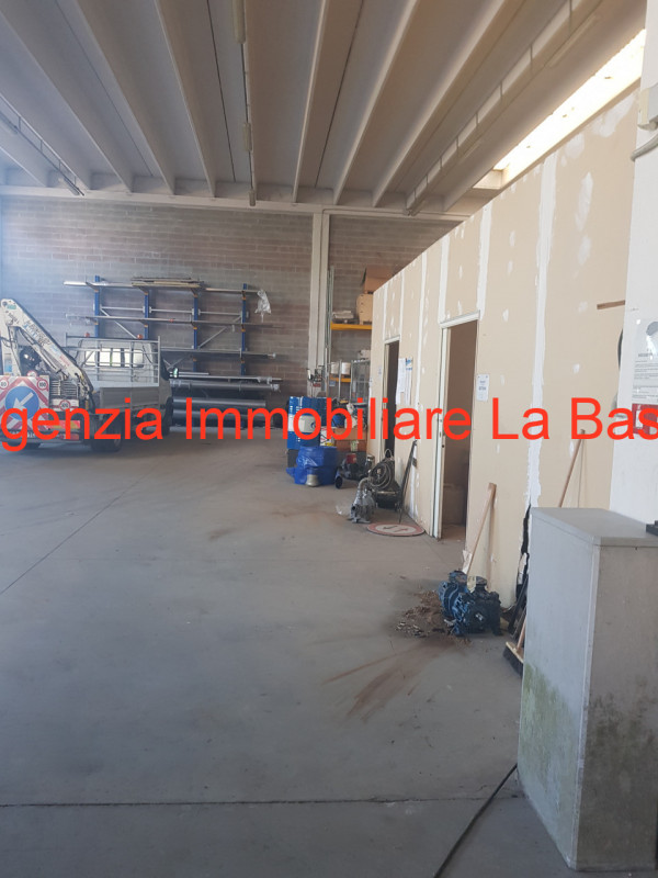 Capannone di circa 815 mq. con impianti tutti a norma in materia di sicurezza completamente auton...