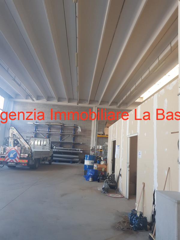 Capannone di circa 815 mq. con impianti tutti a norma in materia di sicurezza completamente auton...