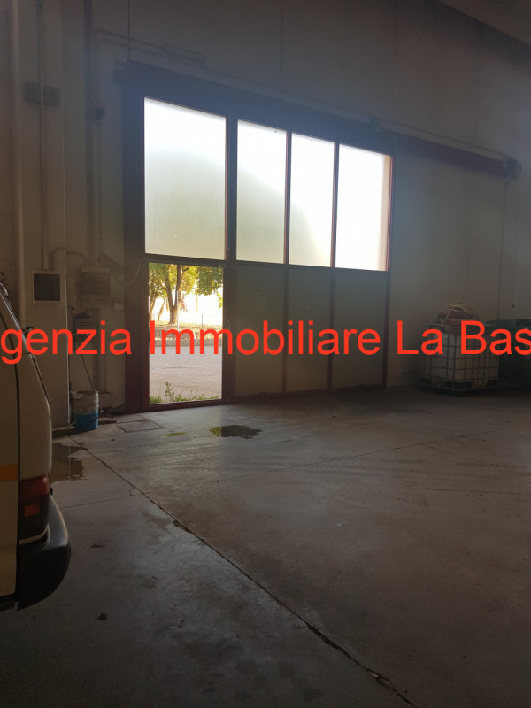 Capannone di circa 815 mq. con impianti tutti a norma in materia di sicurezza completamente auton...