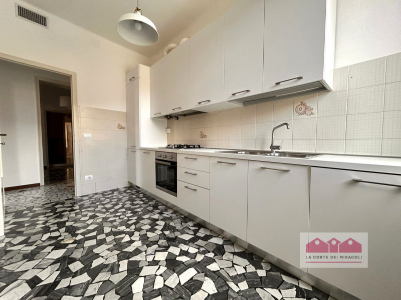 CENTRO STORICO: INCANTEVOLE E LUMINOSO APPARTAMENTO 2 CAMERE + STUDIO AL 3° PIANO CON ASCENSORE D...