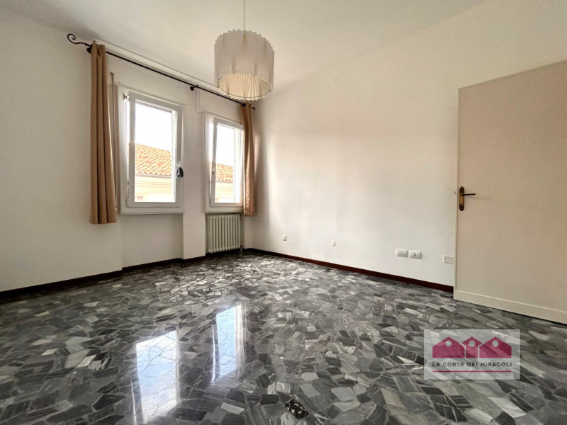 CENTRO STORICO: INCANTEVOLE E LUMINOSO APPARTAMENTO 2 CAMERE + STUDIO AL 3° PIANO CON ASCENSORE D...