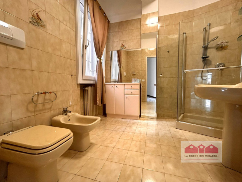 CENTRO STORICO: INCANTEVOLE E LUMINOSO APPARTAMENTO 2 CAMERE + STUDIO AL 3° PIANO CON ASCENSORE D...