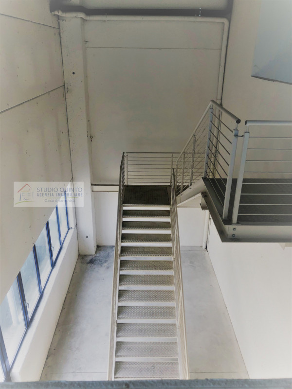 In area commerciale con diverse attività commerciali e direzionali,  locale di  mq 570 ca. direzi...