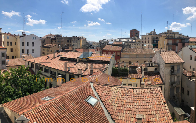 (Per info Cristina 3389226442) A Padova, zona Largo Europa, in palazzina con ascensore e servizio...