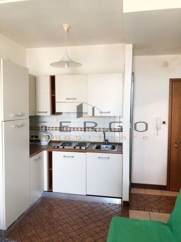 (Per info Cristina 3389226442) A Padova, zona Largo Europa, in palazzina con ascensore e servizio...