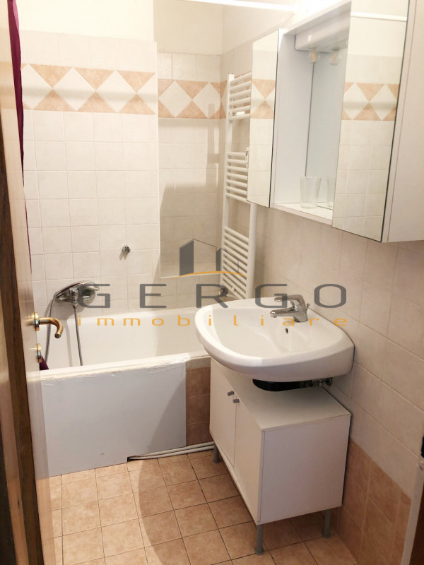 (Per info Cristina 3389226442) A Padova, zona Largo Europa, in palazzina con ascensore e servizio...