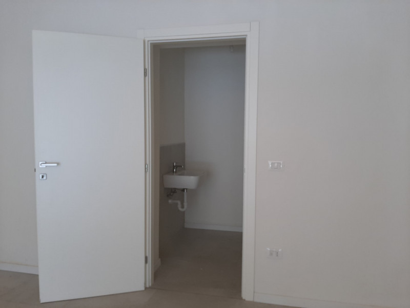 ABANO TERME -  Nelle vicinanze del Municipio, in zona di forte passaggio, proponiamo in locazione...