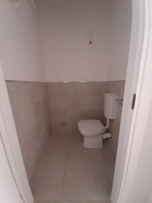 ABANO TERME -  Nelle vicinanze del Municipio, in zona di forte passaggio, proponiamo in locazione...