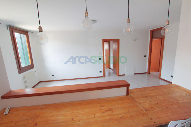 BOLZANO VICENTINO – AMPIO TRICAMERE BISERVIZI CON GARAGE DOPPIO
Disponibile esclusivamente a pers...