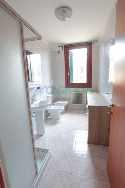 BOLZANO VICENTINO – AMPIO TRICAMERE BISERVIZI CON GARAGE DOPPIO
Disponibile esclusivamente a pers...