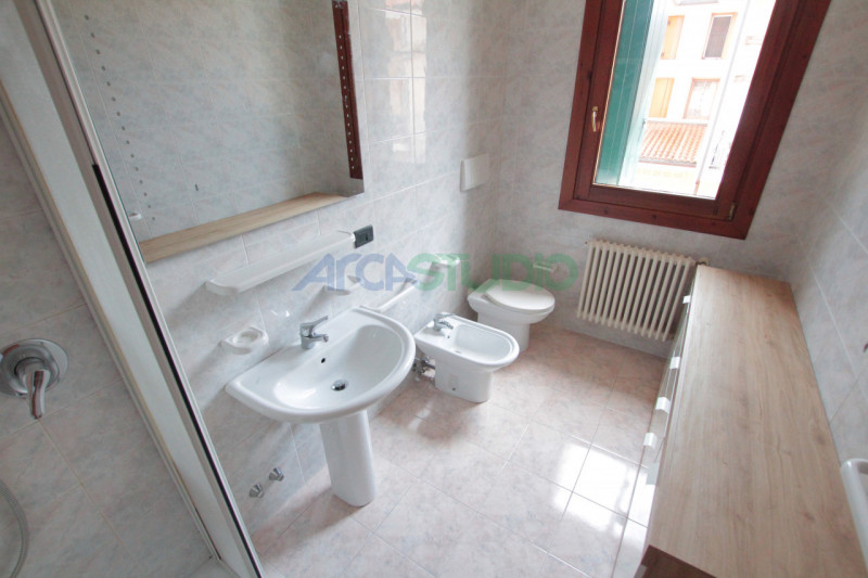 BOLZANO VICENTINO – AMPIO TRICAMERE BISERVIZI CON GARAGE DOPPIO
Disponibile esclusivamente a pers...