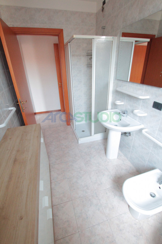 BOLZANO VICENTINO – AMPIO TRICAMERE BISERVIZI CON GARAGE DOPPIO
Disponibile esclusivamente a pers...