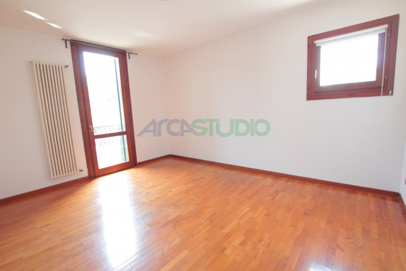 BOLZANO VICENTINO – AMPIO TRICAMERE BISERVIZI CON GARAGE DOPPIO
Disponibile esclusivamente a pers...