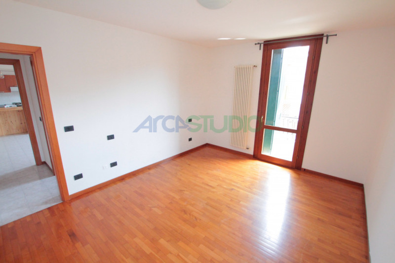 BOLZANO VICENTINO – AMPIO TRICAMERE BISERVIZI CON GARAGE DOPPIO
Disponibile esclusivamente a pers...