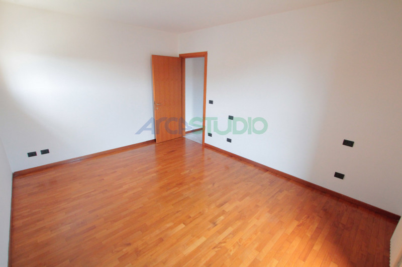 BOLZANO VICENTINO – AMPIO TRICAMERE BISERVIZI CON GARAGE DOPPIO
Disponibile esclusivamente a pers...