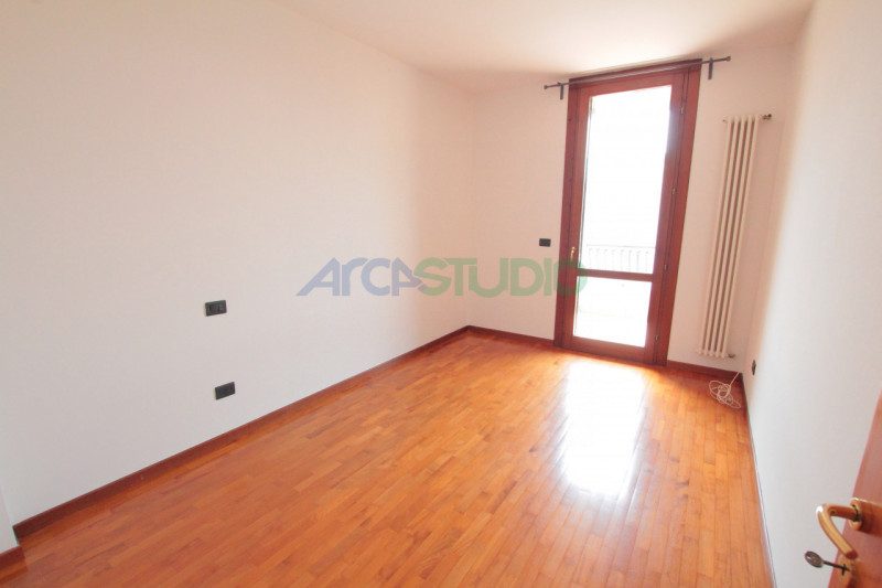 BOLZANO VICENTINO – AMPIO TRICAMERE BISERVIZI CON GARAGE DOPPIO
Disponibile esclusivamente a pers...