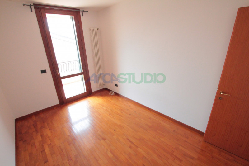BOLZANO VICENTINO – AMPIO TRICAMERE BISERVIZI CON GARAGE DOPPIO
Disponibile esclusivamente a pers...