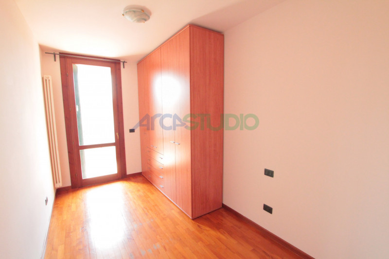 BOLZANO VICENTINO – AMPIO TRICAMERE BISERVIZI CON GARAGE DOPPIO
Disponibile esclusivamente a pers...